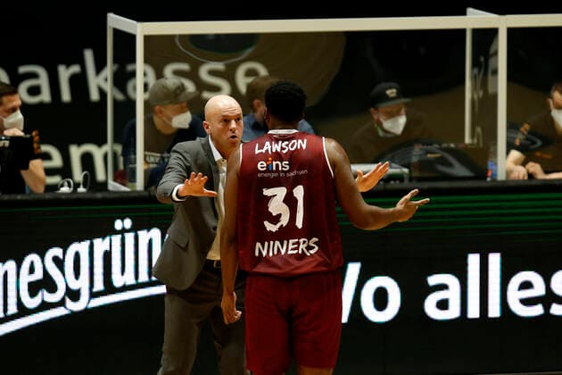 15 01 2021, easyCredit Basketball Bundesliga, BBL, season 2020 2021, men, Chemnitz Niners Telekom Baskets Bonn Joe Lawson, Niners Chemnitz, Rodrigo Pastore Headcoach , Niners Chemnitz Chemnitz Fair Chemnitz Saxony Germany
