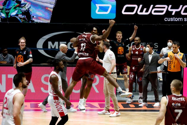 15 01 2021, easyCredit Basketball Bundesliga, BBL, season 2020 2021, men, Chemnitz Niners Telekom Baskets Bonn Isiaha Mike, Niners Chemnitz, after the win Chemnitz Fair Chemnitz Saxony Germany