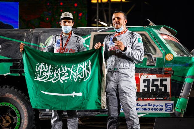 355 Saleh Alabdalali (sau), Alnaim Mohammed (sau), Hummer, Saleh, Auto, portrait during the finishing podium ceremony at the King Abdullah International Stadium in Jeddah, in Saudi Arabia on January 15, 2021 AUTOMOBILE : DAKAR 2021 - Arabie saoudite - Podiums - 15 01 2021 DPPI Panoramic 
