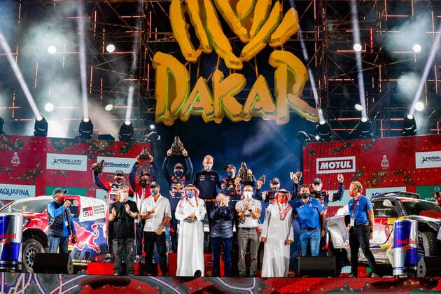 301 Al-Attiyah Nasser (qat), Baumel Matthieu (fra), Toyota, Toyota Gazoo Racing, Auto, 302 Peterhansel Stephane (fra), Boulanger Edouard (fra), Mini, X-Raid Mini JCQ Team, Auto, 300 Sainz Carlos (esp), Cruz Lucas (esp), Mini, X-Raid Mini JCW Team, Auto during the finishing podium ceremony at the King Abdullah International Stadium in Jeddah, in Saudi Arabia on January 15, 2021 AUTOMOBILE : DAKAR 2021 - Arabie saoudite - Podiums - 15 01 2021 DPPI Panoramic