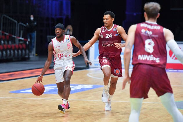 Chemnitz, Germany 15 January 2021 BBL 2020 2021 Niners Chemnitz vs Telekom Baskets Bonn v li in duel Josh Hagins Bonn and George King Chemnitz Copyright: xFotostandx xDostmannx