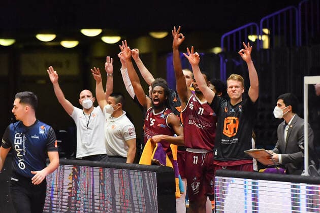 Chemnitz, Germany 15 January 2021 BBL 2020 2021 Niners Chemnitz vs Telekom Baskets Bonn Cheers on the bench from Niners Chemnitz. Copyright: xFotostandx xDostmannx