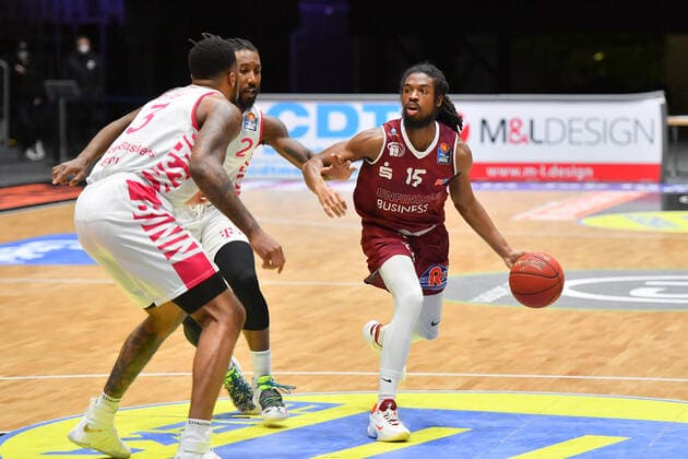 Chemnitz, Germany 15 January 2021 BBL 2020 2021 Niners Chemnitz vs Telekom Baskets Bonn v li in duel James Thompson IV Bonn , Xavier Pollard Bonn and Marcus Thornton Chemnitz Copyright: xFotostandx xDostmannx