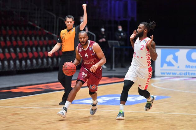 Chemnitz, Germany 15 January 2021 BBL 2020 2021 Niners Chemnitz vs Telekom Baskets Bonn v li in duel Virgil Matthews Chemnitz and Xavier Pollard Bonn Copyright: xFotostandx xDostmannx