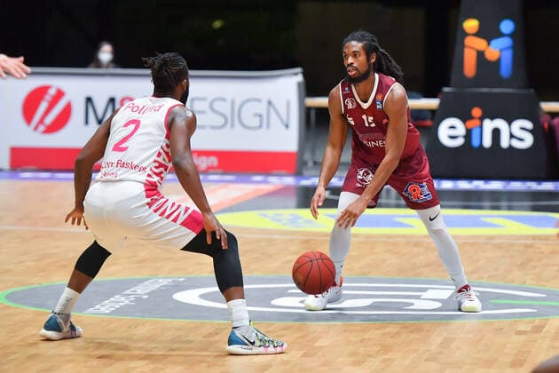 Chemnitz, Germany 15 January 2021 BBL 2020 2021 Niners Chemnitz vs Telekom Baskets Bonn v li in duel Xavier Pollard Bonn and Marcus Thornton Chemnitz Copyright: xFotostandx xDostmannx