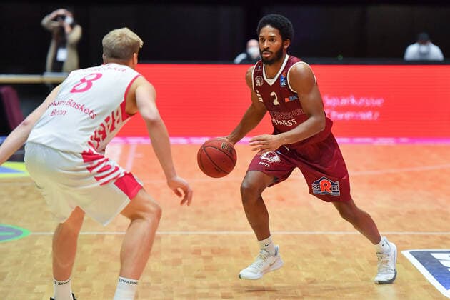 Chemnitz, Germany 15 January 2021 BBL 2020 2021 Niners Chemnitz vs Telekom Baskets Bonn v li in duel Benjamin Lischka Bonn and Harris Terrell Chemnitz Copyright: xFotostandx xDostmannx