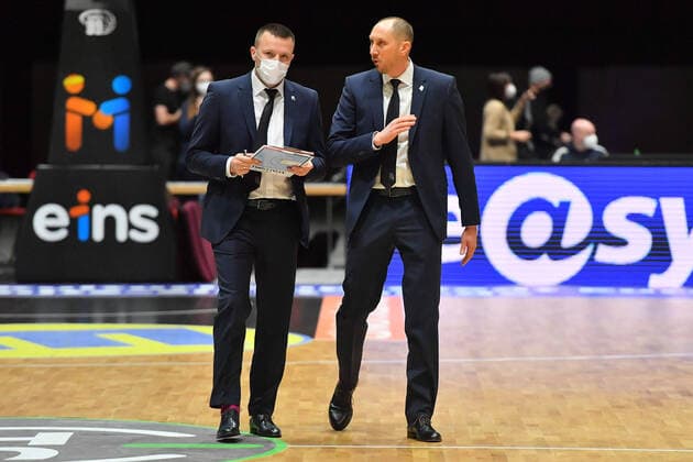 Chemnitz, Germany 15 January 2021 BBL 2020 2021 Niners Chemnitz vs Telekom Baskets Bonn right, coach Chris O Shea Bonn on the pitch after the defeat. Copyright: xFotostandx xDostmannx