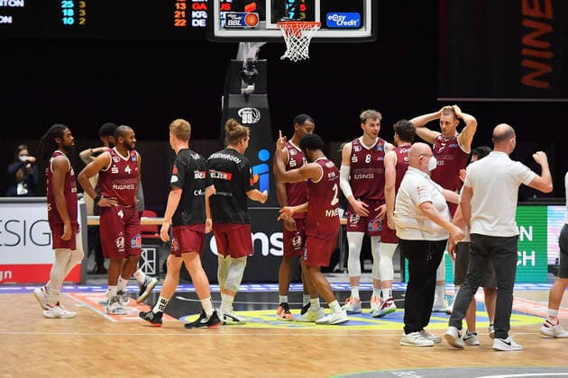 Chemnitz, Germany 15 January 2021 BBL 2020 2021 Niners Chemnitz vs Telekom Baskets Bonn The players of the Niners Chemnitz are cheering after the narrow victory Copyright: xFotostandx xDostmannx
