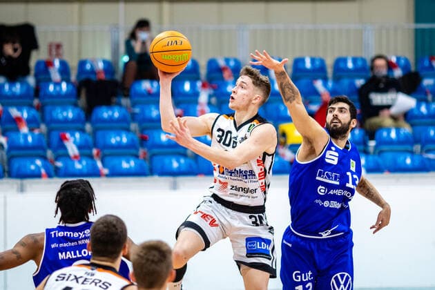 Vincent Friederici 30 BSW Sixers , Miquel Servera Rodriguez 13 VfL SparkassenStars during the season 2020 21 men in the Barmer Bundesliga ProB between BSW Sixers and VfL SparkassenStars Bochum at the Ballsporthalle Sandersdorf on 16 January 2021 in Sandersdorf, Saxony Anhalt, Germany