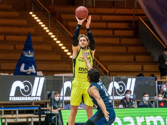 Matt Tiby medi bayreuth, 15 vs Jeremy Jones HAKRO Merlins Crailsheim , 24 , HARKO Merlins Crailsheim vs medi bayreuth, 1 Bundesliga, Basketball, Men, 16 01 2021 HARKO Merlins Crailsheim vs medi bayreuth, 1 Bundesliga, Basketball, Men, 16 01 2021 Ilshofen Copyright: xEibner-Pressefotox EP_mst