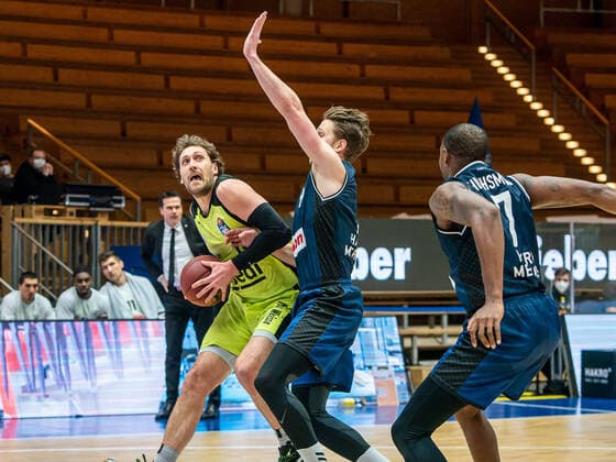 Matt Tiby medi bayreuth, 15 vs Fabian Bleck HAKRO Merlins Crailsheim , 09 , HARKO Merlins Crailsheim vs medi bayreuth, 1 Bundesliga, Basketball, Men, 16 01 2021 HARKO Merlins Crailsheim vs medi bayreuth, 1 Bundesliga, Basketball, Men, 16 01 2021 Ilshofen Copyright: xEibner-Pressefotox EP_mst