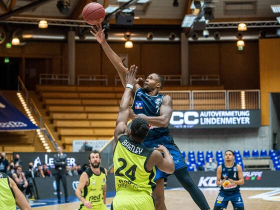 Haywood Highsmith HAKRO Merlins Crailsheim , 07 vs Frank Bartley medi bayreuth, 24 , vs HARKO Merlins Crailsheim vs medi bayreuth, 1 Bundesliga, Basketball, Mens, 16 01 2021 HARKO Merlins Crailsheim vs medi bayreuth, 1 Bundesliga, Basketball, Mens, 16 01 2021 Ilshofen Copyright: xEibner-Pressefotox EP_mst