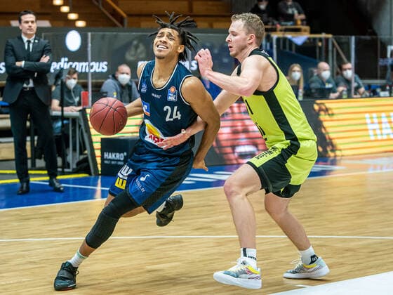 Jeremy Jones HAKRO Merlins Crailsheim , 24 vs Osvaldas Olisevicius medi bayreuth, 31 , HARKO Merlins Crailsheim vs medi bayreuth, 1 Bundesliga, Basketball, Men, 16 01 2021 HARKO Merlins Crailsheim vs medi bayreuth, 1 Bundesliga, Basketball, Men, 16 01 2021 Ilshofen Copyright: xEibner-Pressefotox EP_mst