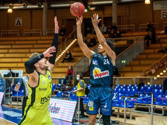 Jeremy Jones HAKRO Merlins Crailsheim , 24 vs Matt Tiby medi bayreuth, 15 , HARKO Merlins Crailsheim vs medi bayreuth, 1 Bundesliga, Basketball, Men, 16 01 2021 HARKO Merlins Crailsheim vs medi bayreuth, 1 Bundesliga, Basketball, Men, 16 01 2021 Ilshofen Copyright: xEibner-Pressefotox EP_mst
