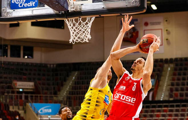 right Dominic Lockhart Brose Bamberg, 03 left Jonas Wohlfahrth Bottermann MHP Riesen Ludwigsburg, 18 MHP Riesen Ludwigsburg Brose Bamberg, easyCredit Basketball Bundesliga, Saison 2020 2021, 13 Spieltag, Ludwigsburg, Germany, 16 01 2021, Copyright: DanielxLöb