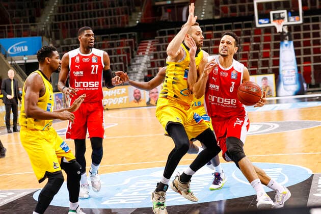 right Dominic Lockhart Brose Bamberg, 03 left Jonas Wohlfahrth Bottermann MHP Riesen Ludwigsburg, 18 MHP Riesen Ludwigsburg Brose Bamberg, easyCredit Basketball Bundesliga, Saison 2020 2021, 13 Spieltag, Ludwigsburg, Germany, 16 01 2021, Copyright: DanielxLöb