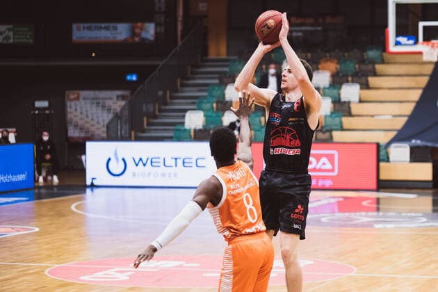 easyCredit BBL Matchday 13 RASTA Vechta vs JobStairs GIESSEN 46ers, 16 01 2021 Joshua Adam Young RASTA Vechta, 8 , Alen Pjanic JobStairs GIESSEN 46ers, 8 easyCredit BBL Matchday 13 RASTA Vechta vs JobStairs GIESSEN 46ers on 16 01 2021 in Vechta RASTA Dome , Germany, Copyright: xBEAUTIFULxSPORTS Neddermannx
