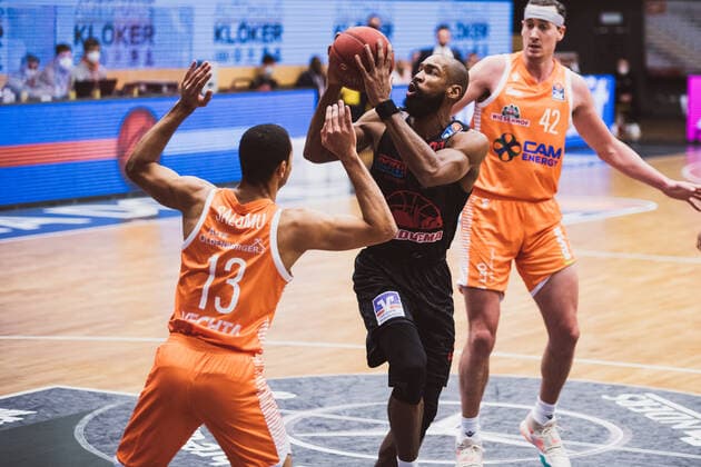 easyCredit BBL Matchday 13 RASTA Vechta vs JobStairs GIESSEN 46ers, 16 01 2021 Jean Salumu RASTA Vechta, 13 , Brandon Thomas JobStairs GIESSEN 46ers, 33 easyCredit BBL Matchday 13 RASTA Vechta vs JobStairs GIESSEN 46ers on 16 01 2021 in Vechta RASTA Dome , Germany, Copyright: xBEAUTIFULxSPORTS Neddermannx
