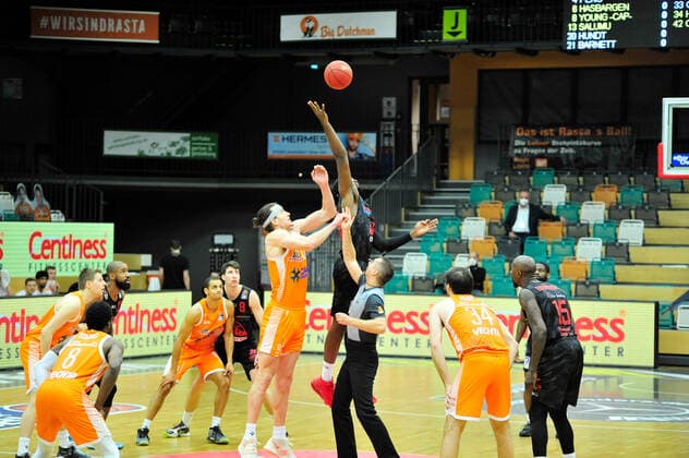 Basketball Bundesliga 13 Matchday RASTA Vechta JobStairs Giessen 46ers on 16 01 2021 at the RASTA Dome in Vechta Dennis Clifford Vechta and Chad Brown Giessen at the highball BK