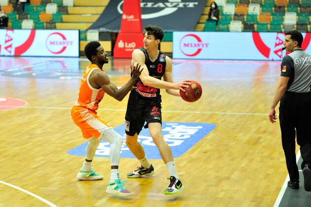 Basketball Bundesliga 13 Matchday RASTA Vechta JobStairs Giessen 46ers on 16 01 2021 at the RASTA Dome in Vechta Alan Pjanic Giessen in a duel with Josh Young Vechta BK