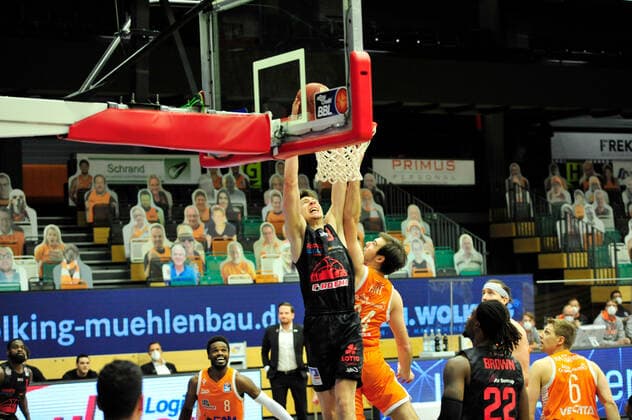 Basketball Bundesliga 13 Matchday RASTA Vechta JobStairs Giessen 46ers on 16 01 2021 at the RASTA Dome in Vechta Alan Pjanic Giessen dunking BK
