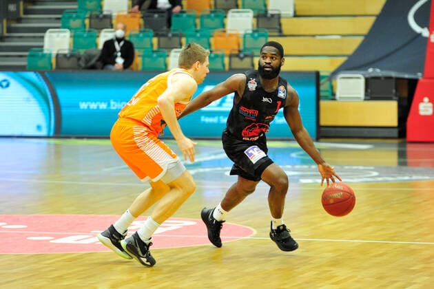 Basketball Bundesliga 13 Matchday RASTA Vechta JobStairs Giessen 46ers on 16 01 2021 at the RASTA Dome in Vechta Tim Hasbargen Vechta in a duel with Jonathan Stark Giessen BK