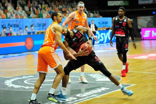 Basketball Bundesliga 13 matchday RASTA Vechta JobStairs Giessen 46ers on 16 01 2021 at the RASTA Dome in Vechta Brandon Thomas Giessen in a duel with Jean Salumu Vechta BK