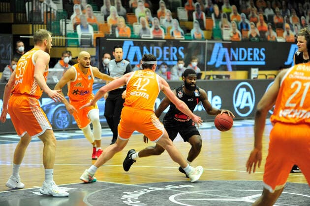 Basketball Bundesliga 13 Matchday RASTA Vechta JobStairs Giessen 46ers on 16 01 2021 at the RASTA Dome in Vechta Jonathan Stark Giessen in a duel with Dennis Clifford Vechta BK