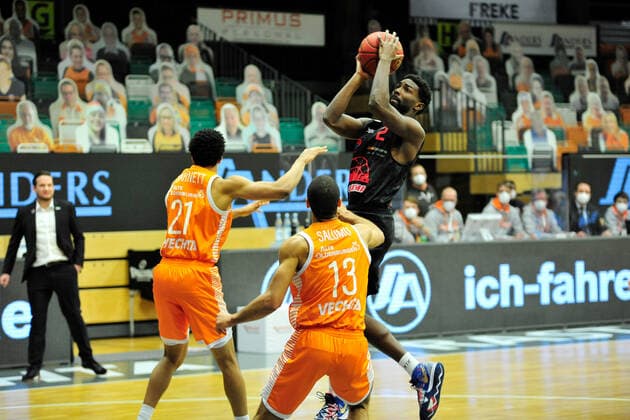 Basketball Bundesliga 13 Matchday RASTA Vechta JobStairs Giessen 46ers on 16 01 2021 at the RASTA Dome in Vechta Isaac Brandon Hamilton Giessen approaching for the basket BK
