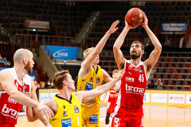 right David Kravish Brose Bamberg, 45 left Jacob Patrick MHP Riesen Ludwigsburg, 02 MHP Riesen Ludwigsburg Brose Bamberg, easyCredit Basketball Bundesliga, Saison 2020 2021, 13 Spieltag, Ludwigsburg, Germany, 16 01 2021, Copyright: DanielxLöb