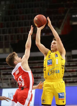 Ludwigsburg , Basketball easyCredit BBL Bundesliga , MHP RIESEN Ludwigsburg vs Brose Bamberg , from left Bennet Hundt Bamberg Jordan Hulls Giants