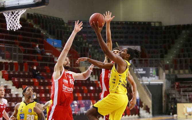 Ludwigsburg , Basketball easyCredit BBL Bundesliga , MHP RIESEN Ludwigsburg vs Brose Bamberg , from left David Kravish Bamberg Jaleen Smith Giants