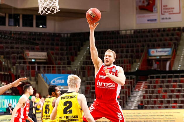 right Christian Sengfelder Brose Bamberg, 43 left Jacob Patrick MHP Riesen Ludwigsburg, 02 MHP Riesen Ludwigsburg Brose Bamberg, easyCredit Basketball Bundesliga, Saison 2020 2021, 13 Spieltag, Ludwigsburg, Germany, 16 01 2021, Copyright: DanielxLöb