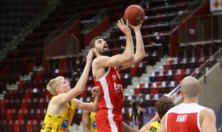 Ludwigsburg , Basketball easyCredit BBL Bundesliga , MHP RIESEN Ludwigsburg vs Brose Bamberg , from left Jacob Patrick Riesen David Kravish Bamberg