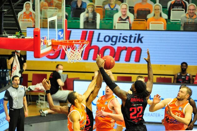 Basketball Bundesliga 13 Matchday RASTA Vechta JobStairs Giessen 46ers on 16 01 2021 at the RASTA Dome in Vechta Chad Brown Giessen and Brandon Thomas Giessen rebounding BK