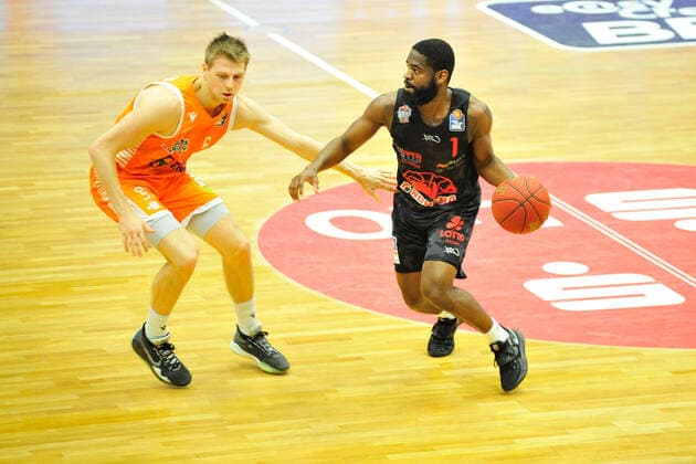 Basketball Bundesliga 13 Matchday RASTA Vechta JobStairs Giessen 46ers on 16 01 2021 at the RASTA Dome in Vechta Tim Hasbargen Vechta in a duel with Jonathan Stark Giessen BK