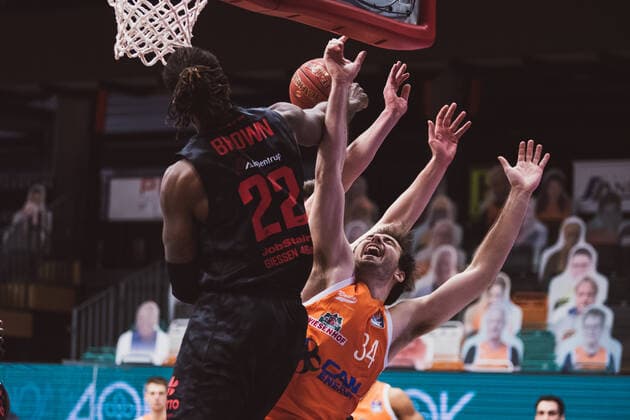 easyCredit BBL 13 Matchday RASTA Vechta vs JobStairs GIESSEN 46ers, 16 01 2021 Chad Brown JobStairs GIESSEN 46ers, 22 , Jesse Johannes Hunt RASTA Vechta, 34 easyCredit BBL 13 Matchday RASTA Vechta vs JobStairs GIESSEN 46ers on 16 01 2021 in Vechta RASTA Dome , Germany, Copyright: xBEAUTIFULxSPORTS Neddermannx