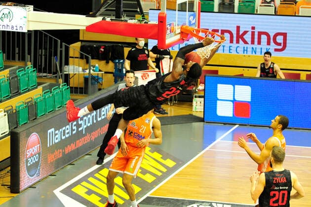Basketball Bundesliga 13 Matchday RASTA Vechta JobStairs Giessen 46ers on 16 01 2021 at the RASTA Dome in Vechta Chad Brown Giessen dunking BK