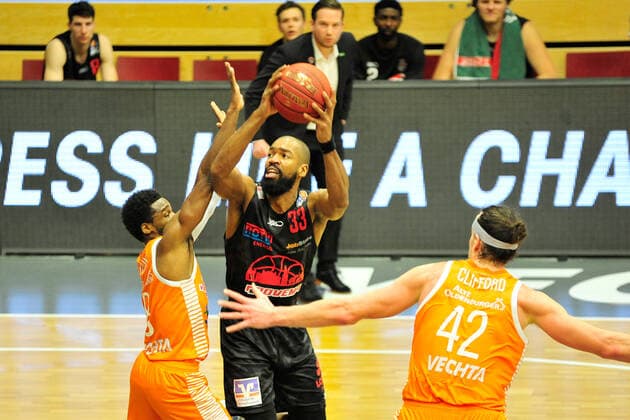 Basketball Bundesliga 13 matchday RASTA Vechta JobStairs Giessen 46ers on 16 01 2021 at the RASTA Dome in Vechta Brandon Thomas Giessen in a duel with Josh Young Vechta BK