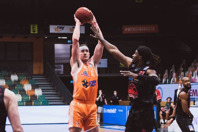 easyCredit BBL Matchday 13 RASTA Vechta vs JobStairs GIESSEN 46ers, 16 01 2021 Dennis Clifford RASTA Vechta, 42 , Chad Brown JobStairs GIESSEN 46ers, 22 easyCredit BBL Matchday 13 RASTA Vechta vs JobStairs GIESSEN 46ers on 16 01 2021 in Vechta RASTA Dome , Germany, Copyright: xBEAUTIFULxSPORTS Neddermannx