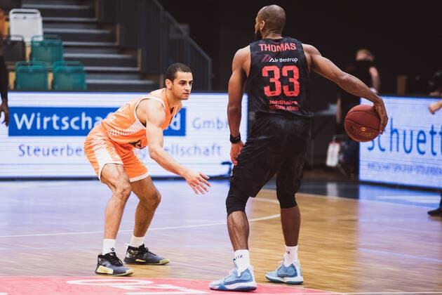 easyCredit BBL Matchday 13 RASTA Vechta vs JobStairs GIESSEN 46ers, 16 01 2021 Jean Salumu RASTA Vechta, 13 , Brandon Thomas JobStairs GIESSEN 46ers, 33 easyCredit BBL Matchday 13 RASTA Vechta vs JobStairs GIESSEN 46ers on 16 01 2021 in Vechta RASTA Dome , Germany, Copyright: xBEAUTIFULxSPORTS Neddermannx