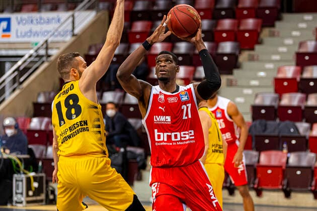 Ludwigsburg, Germany 16 January 2021 BBL 20 21 MHP Riesen Ludwigsburg vs Brose Bamberg v li Jonas Wohlfarth Bottermann Ludwigsburg , Shevon Thompson Bamberg Ludwigsburg MHP Arena Baden Württemberg Germany