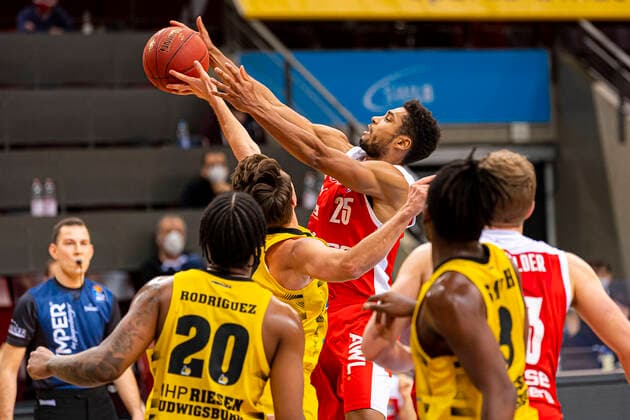 Ludwigsburg, Germany 16 January 2021 BBL 20 21 MHP Riesen Ludwigsburg vs Brose Bamberg v li in duel Jordan Hulls Ludwigsburg and Kenneth Ogbe Bamberg Ludwigsburg MHP Arena Baden Württemberg Germany