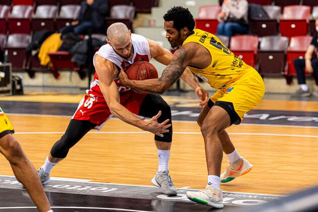 Ludwigsburg, Germany 16 January 2021 BBL 20 21 MHP Riesen Ludwigsburg vs Brose Bamberg v li in duel Aleksej Nikolic Bamberg and Barry Brown Jr Ludwigsburg Ludwigsburg MHP Arena Baden Württemberg Germany