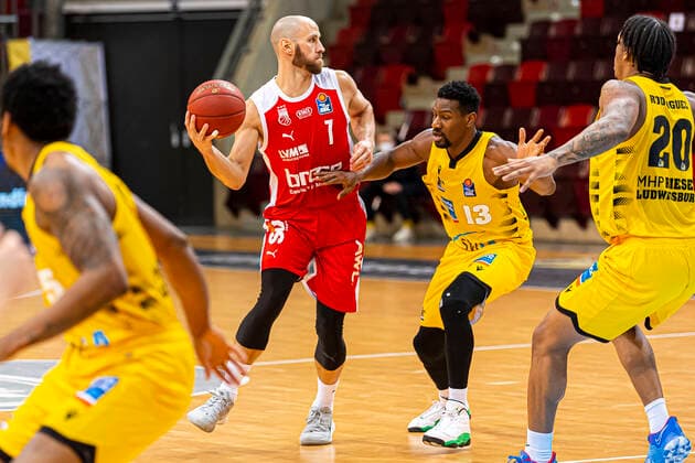 Ludwigsburg, Germany 16 January 2021 BBL 20 21 MHP Riesen Ludwigsburg vs Brose Bamberg Aleksej Nikolic Bamberg , Yorman Polas Bartolo Ludwigsburg Ludwigsburg MHP Arena Baden Württemberg Germany