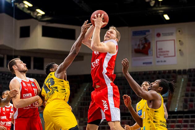Ludwigsburg, Germany 16 January 2021 BBL 20 21 MHP Riesen Ludwigsburg vs Brose Bamberg v li Chase Fieler Bamberg , Yorman Polas Bartolo Ludwigsburg , Christian Sengfelder Bamberg , Jaleen Smith Ludwigsburg Ludwigsburg MHP Arena Baden Württemberg Germany.