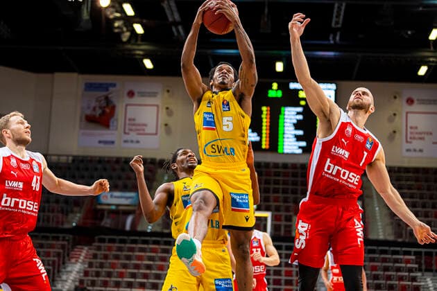 Ludwigsburg, Germany 16 January 2021 BBL 20 21 MHP Riesen Ludwigsburg vs Brose Bamberg v li Christian Sengfelder Bamberg , Barry Brown Jr Ludwigsburg , Aleksej Nikolic Bamberg Ludwigsburg MHP Arena Baden Württemberg Germany