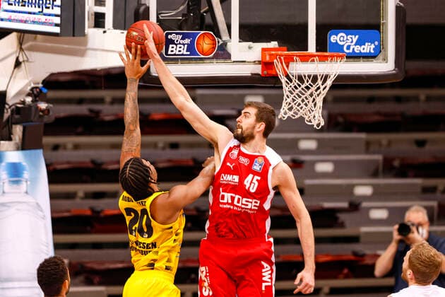 right David Kravish Brose Bamberg, 45 blocks left Desi Rodriguez MHP Riesen Ludwigsburg, 20 MHP Riesen Ludwigsburg Brose Bamberg, easyCredit Basketball Bundesliga, Saison 2020 2021, 13 Spieltag, Ludwigsburg, Germany, 16 01 2021, Copyright: DanielxLöb