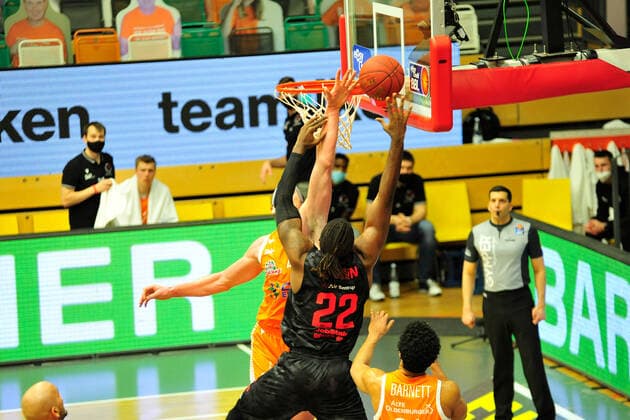 Basketball Bundesliga 13 Matchday RASTA Vechta JobStairs Giessen 46ers on 16 01 2021 at the RASTA Dome in Vechta Dennis Clifford Vechta blocks Chad Brown Giessen BK