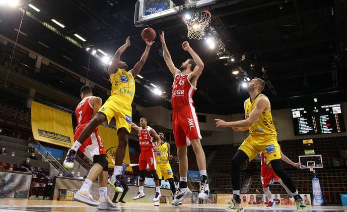 Ludwigsburg , Basketball easyCredit BBL Bundesliga , MHP RIESEN Ludwigsburg vs Brose Bamberg , from left Jaleen Smith Riesen David kravish Bamberg Jonas Wohlfarth Bottermann Riesen
